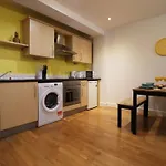 Zentrale Bristol- 2 Betten- Balkon- Wi-fi By Interhome