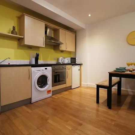 Zentrale Bristol- 2 Betten- Balkon- Wi-fi By Interhome