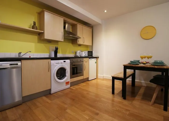 Zentrale Bristol- 2 Betten- Balkon- Wi-fi By Interhome